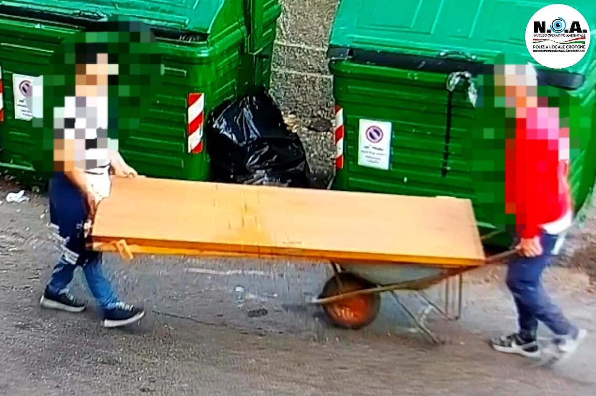 Crotone, a spasso con i mobili - 