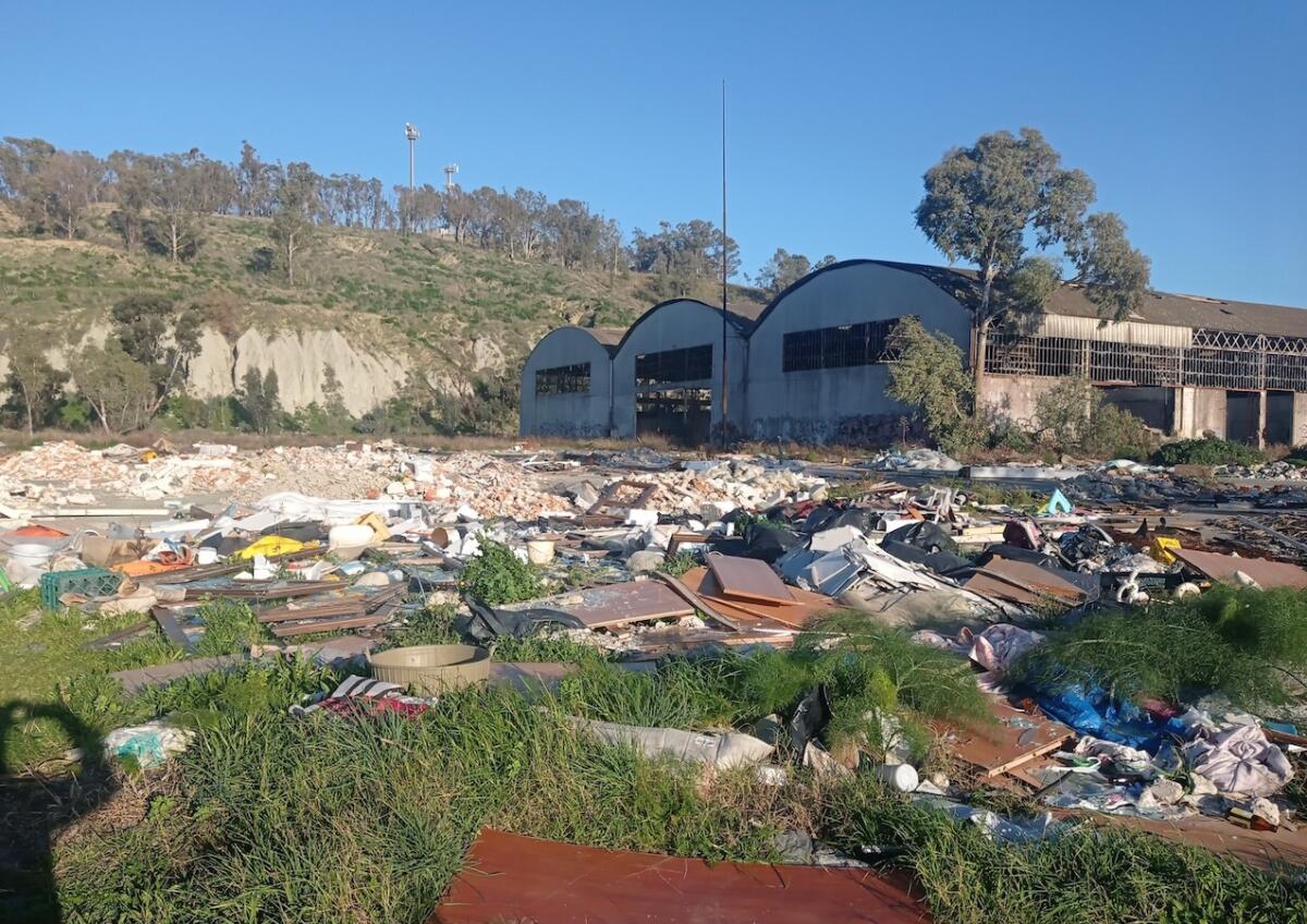 Crotone, degrado e incolumità per la salute nell'area degli ex mercati generali - 