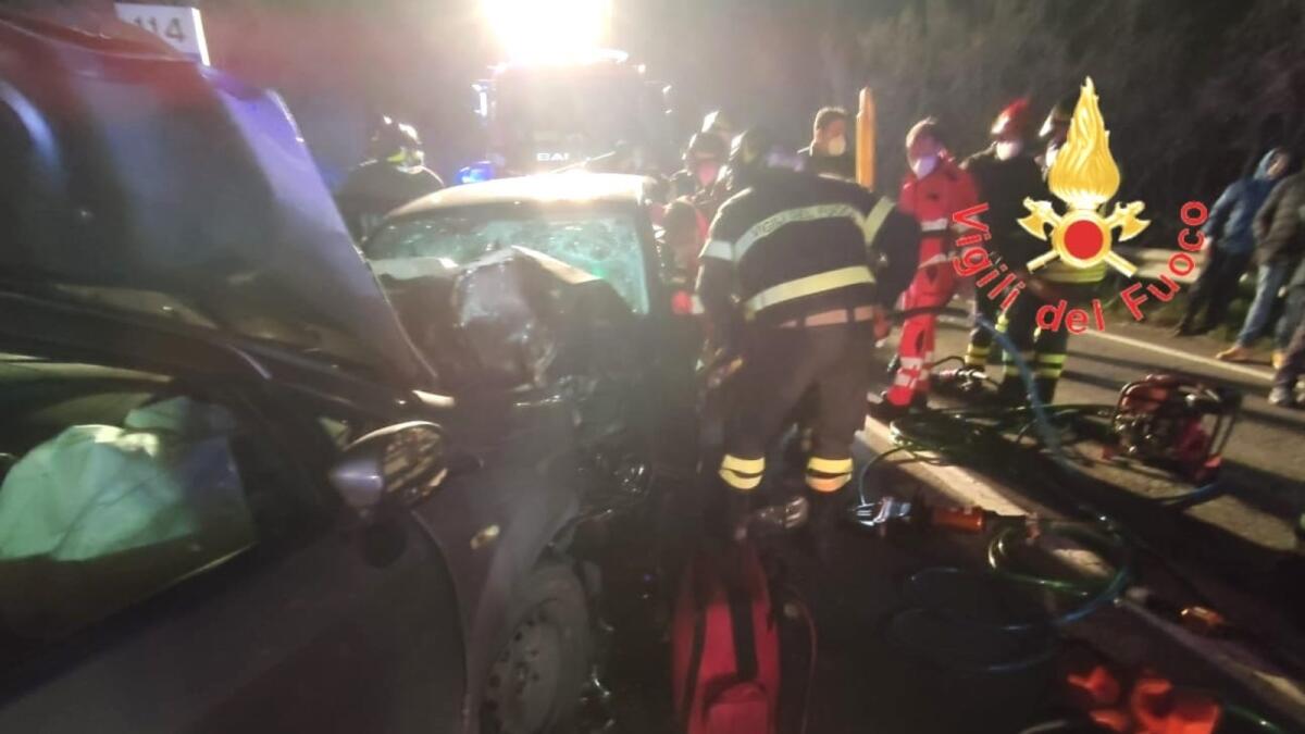 Grave incidente sulla Strada Statale 107, diversi feriti -