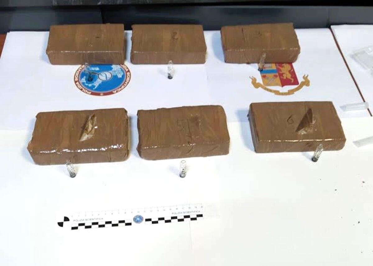 Tentava di truffare un anziano, poi è stato ritrovato con panetti di droga - 