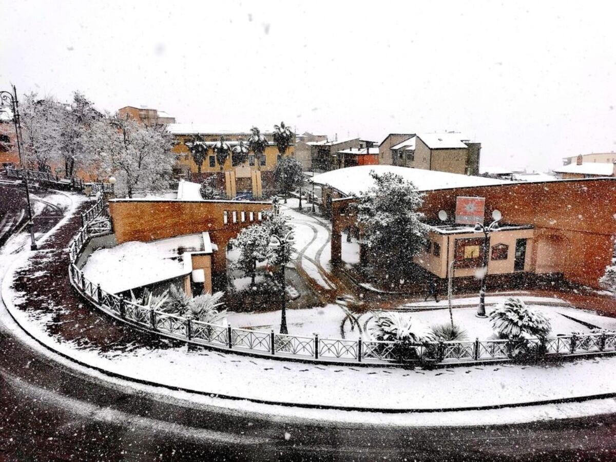 Cotronei, strade ghiacciate a causa delle temperature basse della notte - 