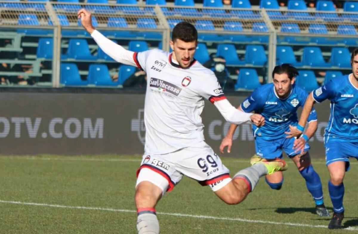 Serie B, Como - Crotone 1-1:  pareggio di rigore al "Sinigaglia", un punto per gli squali - 