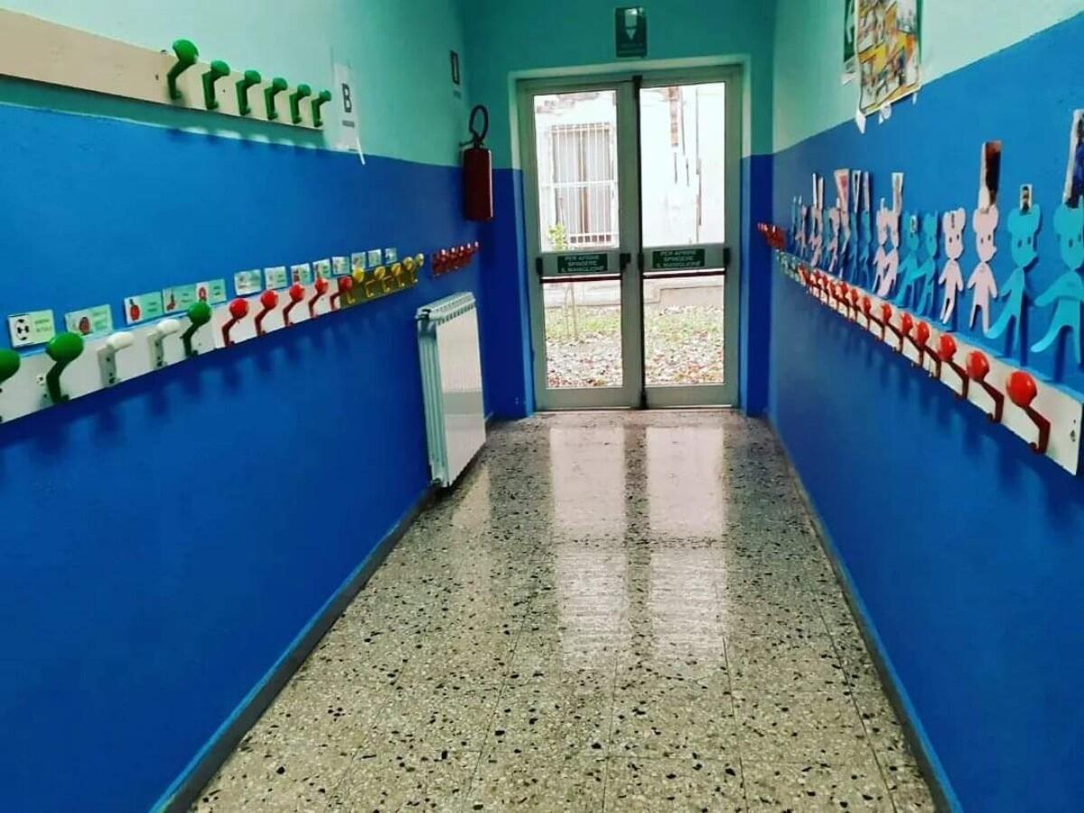 Isola di Capo Rizzuto, lavori di tinteggiatura nella scuola dell'infanzia di Madonna degli Angeli - 