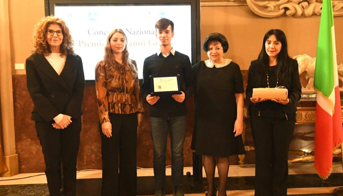 Giovanni Grillo, simbolo dei militari italiani internati: il 26 il premio alle scuole vincitrici - PREMIO GIOVANNI GRILLO IN PREFETTURA   PREMIO GIOVANNI GRILLO IN PREFETTURA ALCUNE SCUOLE PREMIATE