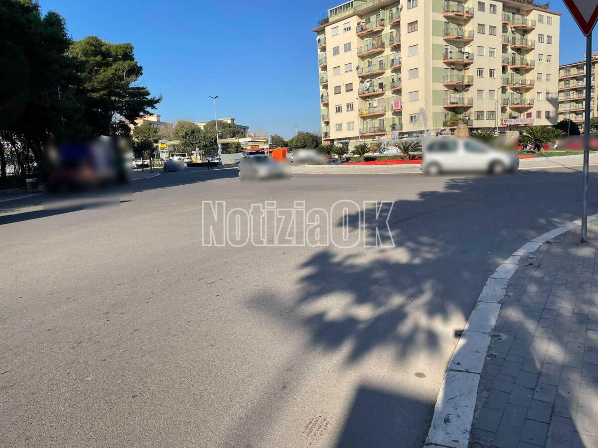 Crotone, strisce pedonali ormai invisibili in via XXV Aprile - 