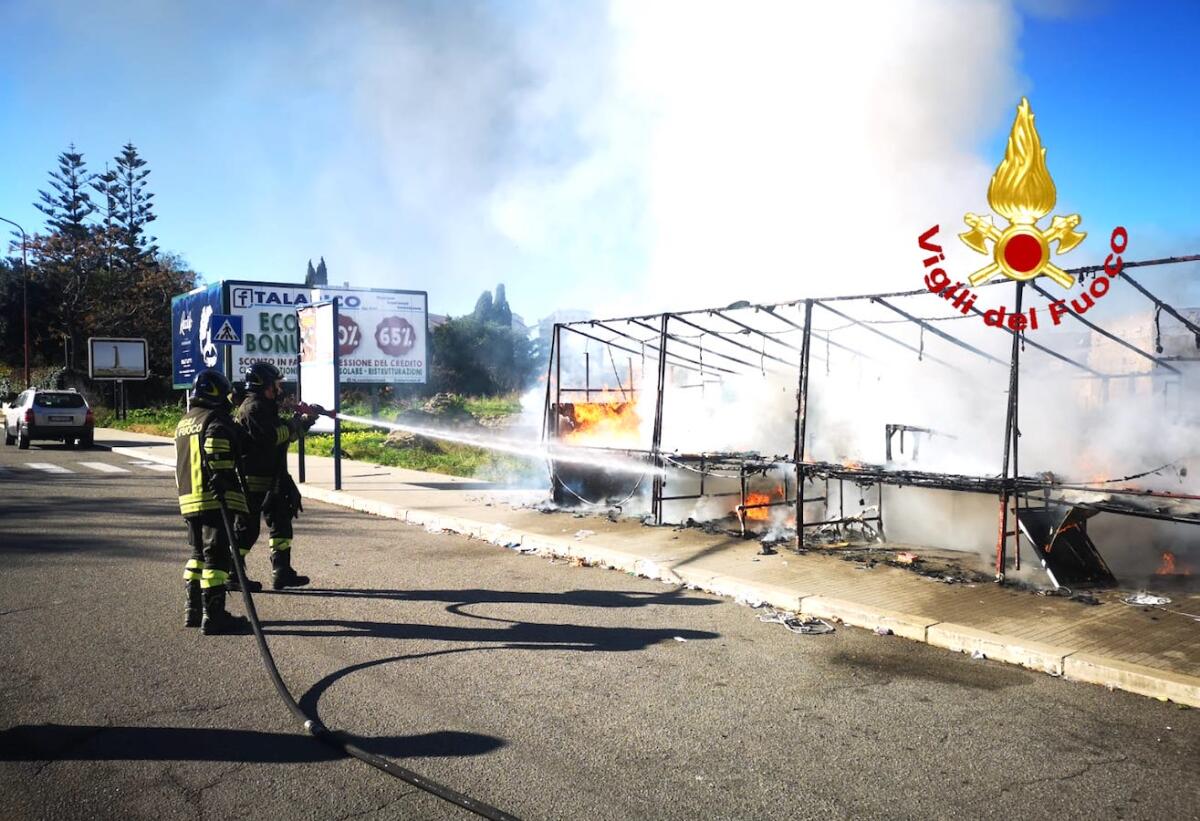 Crotone, va a fuoco una bancarella di fuochi pirotecnici (Video) -
