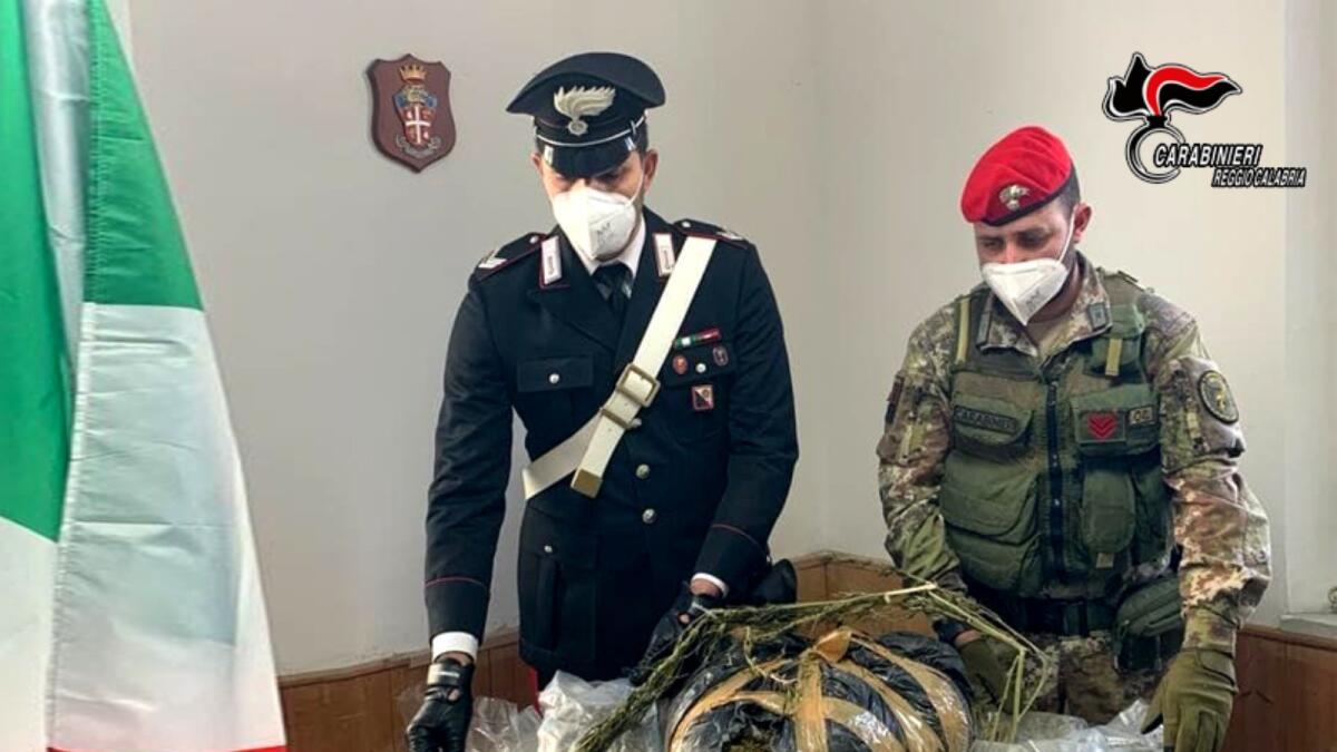 Marijuana e un'arma rinvenuta nella locride - 