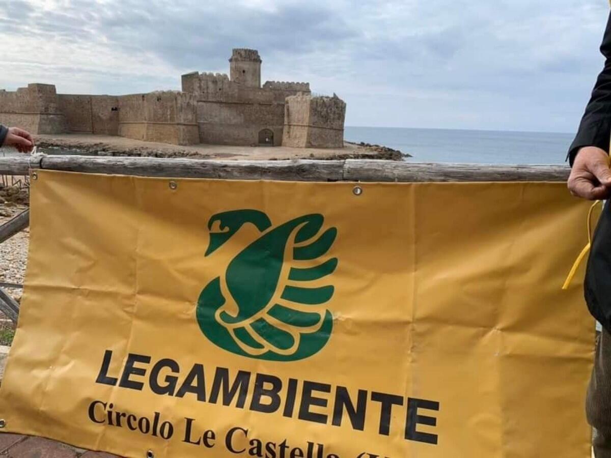 "A tutto gas, ma nella direzione sbagliata", sit-in del circolo Le Castella di Legambiente - 