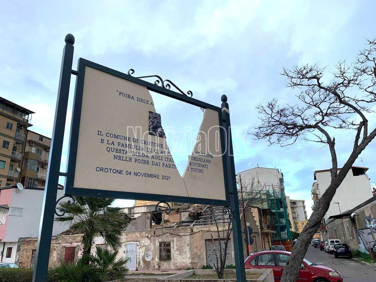 Crotone, targa danneggiata per ricordare le vittime delle Foibe: le reazioni politiche ed istituzionali - 