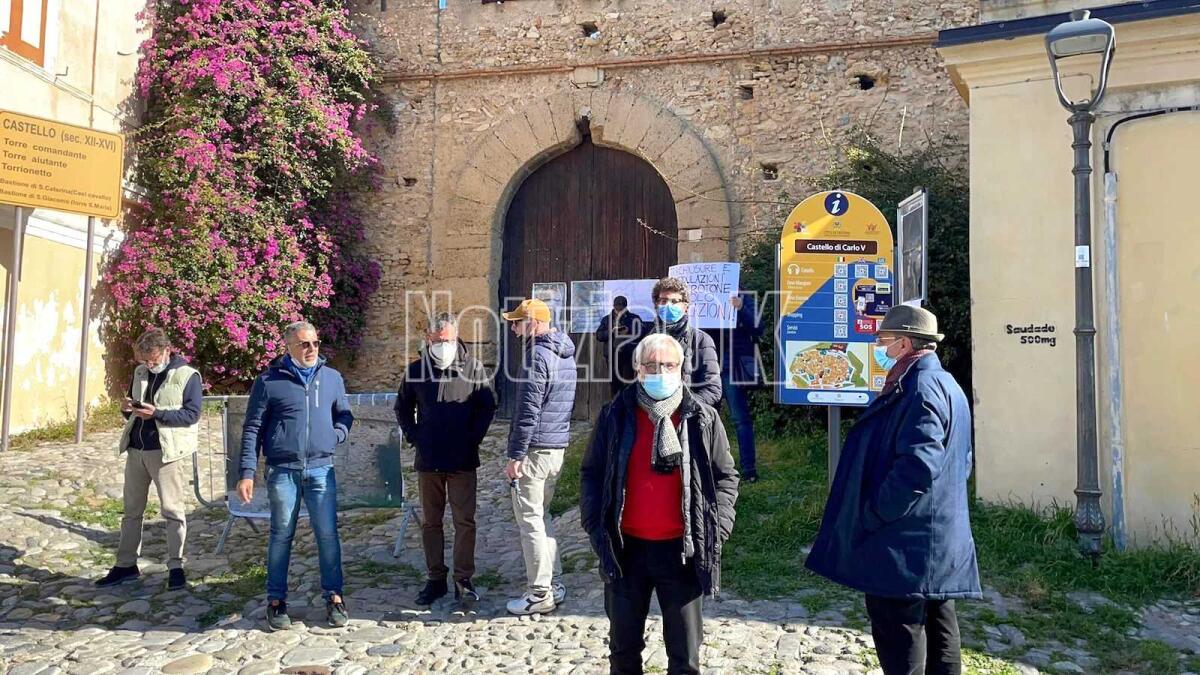 (Video) «Ma le associazioni "culturali" dove sono»? I cittadini sono soli al Castello - 
