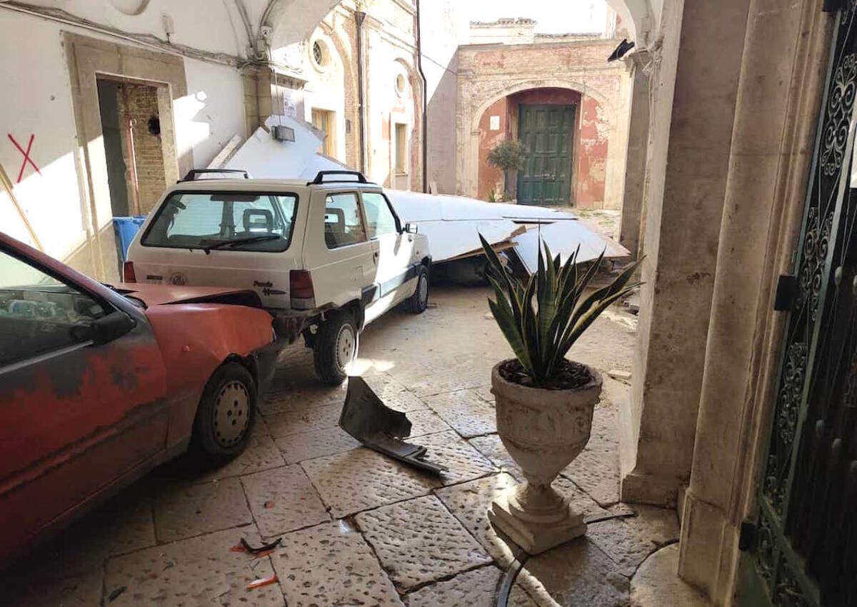 San Severo (FG): Gli chiedono il green pass ed entra nel Comune con tutta l'auto -
