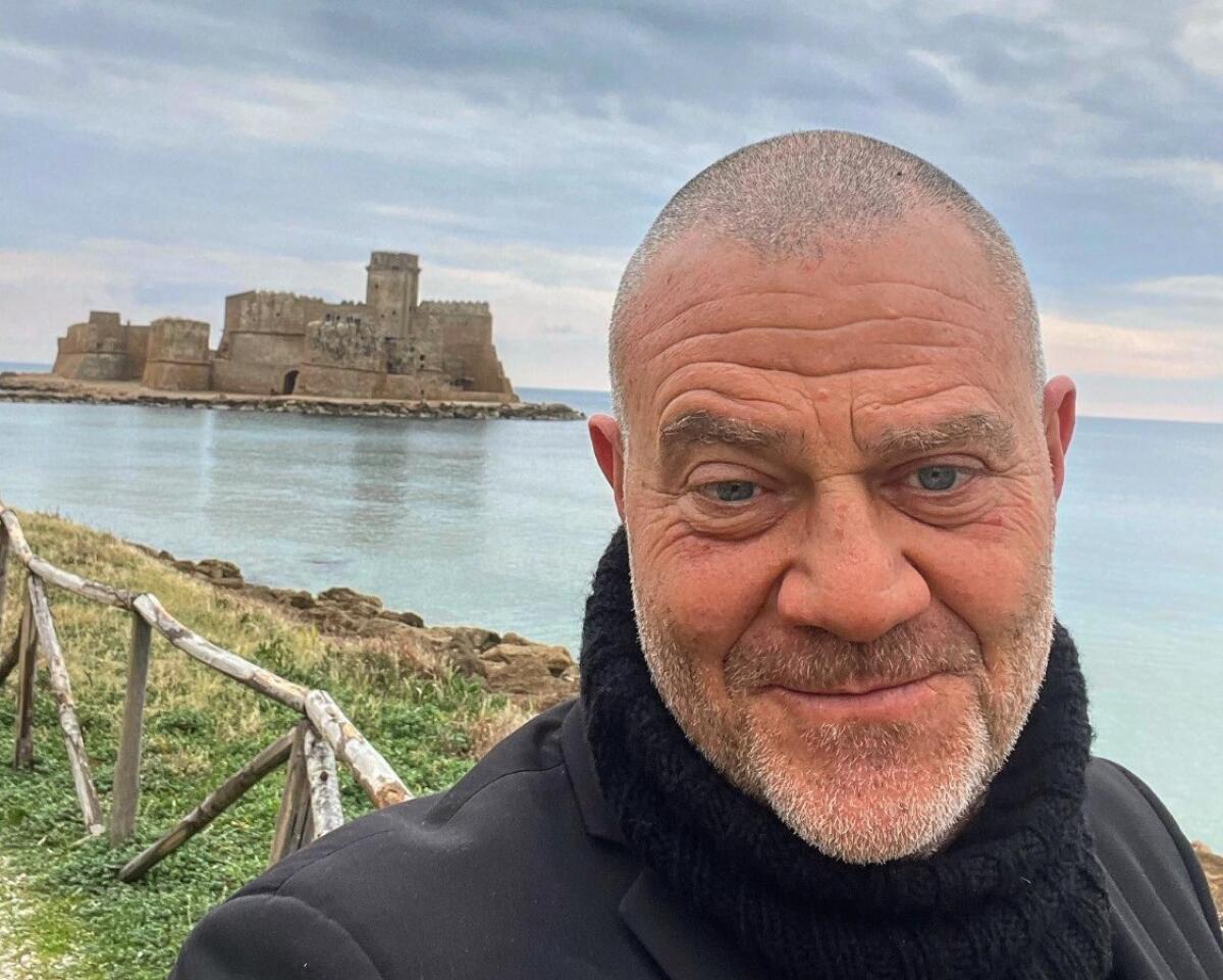 Giulio Golia (Le Iene) omaggia Le Castella: c'è il "grazie" dell'Amministrazione Comunale - 