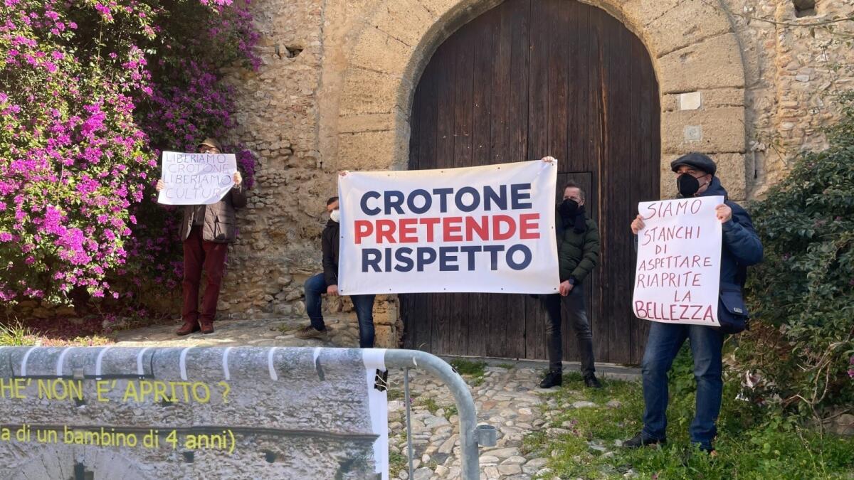 Crotone, "La protesta non cesserà sul Castello Carlo V" - 