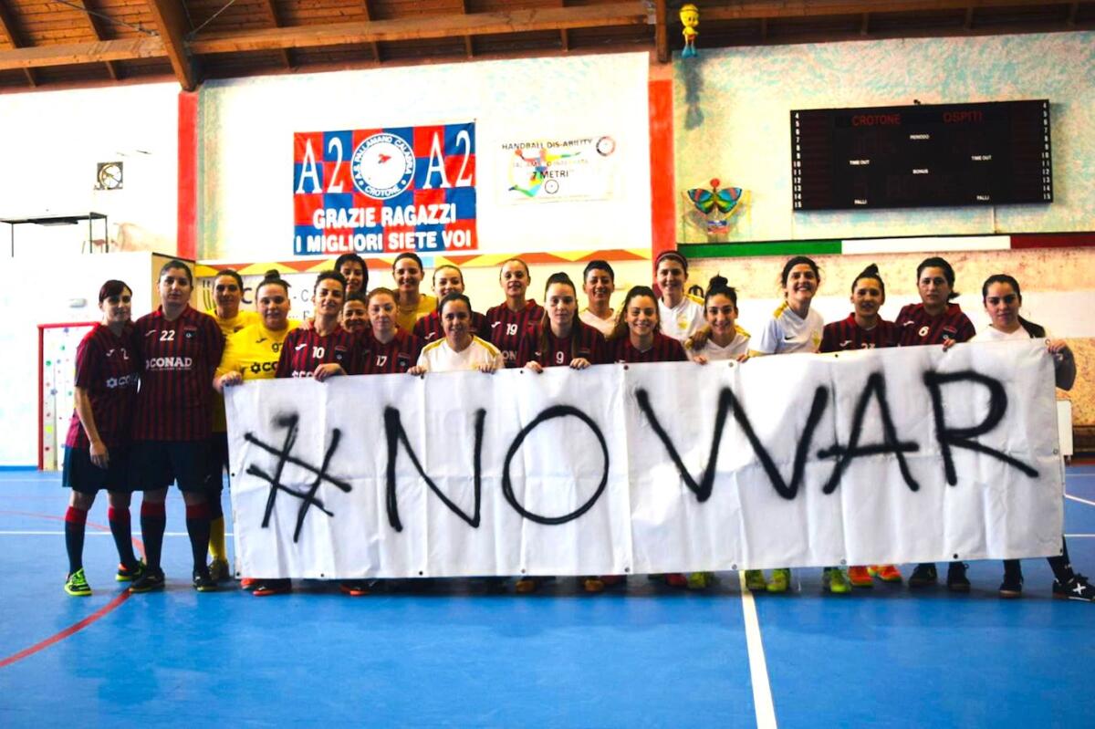 Calcio a 5 Femminile - L'Academy in vetta e ribadisce il no alla guerra - 