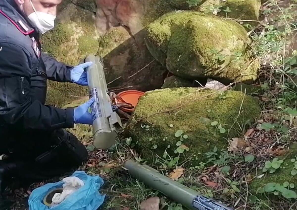 Ritrovamento a sorpresa, due lanciarazzi anticarro nascosti tra le rocce - 