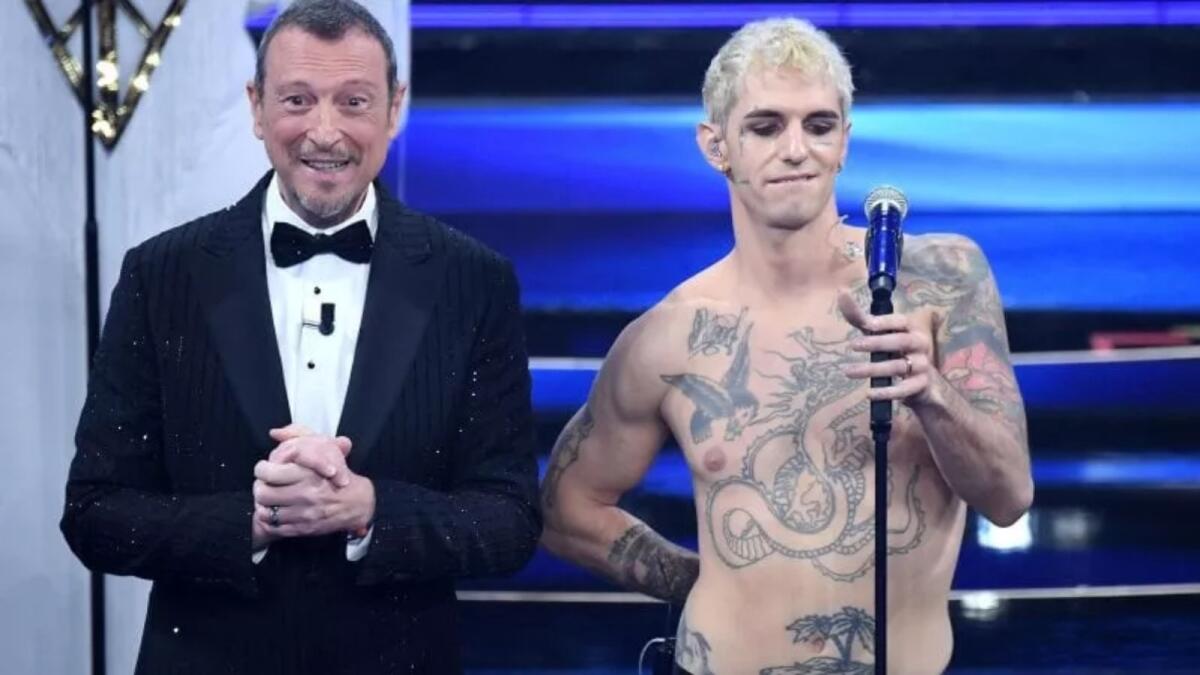 Sanremo 2022: "Bentornato pubblico", Amadeus si commuove e Achille Lauro mostra i tatuaggi - 