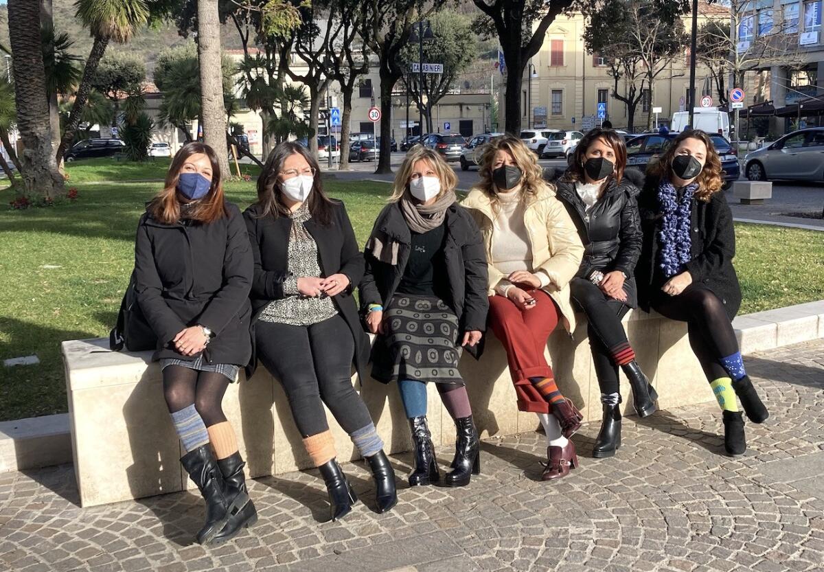 Giornata dei calzini spaiati: le donne del comune di Cosenza celebrano la diversità - 