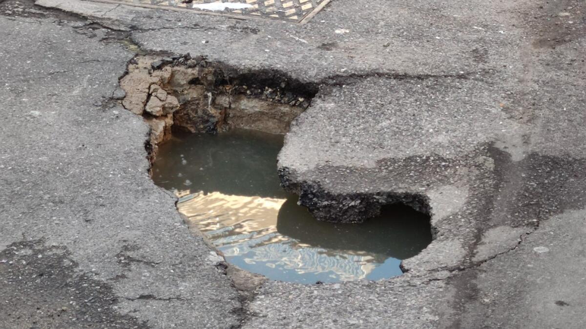 Crotone, via Interna Marina: frana nel manto stradale - 