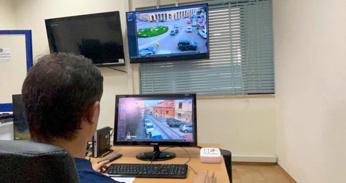 Crotone, agenti in borghese per contrastare l'abbandono di lavatrici e materassi per strada - 