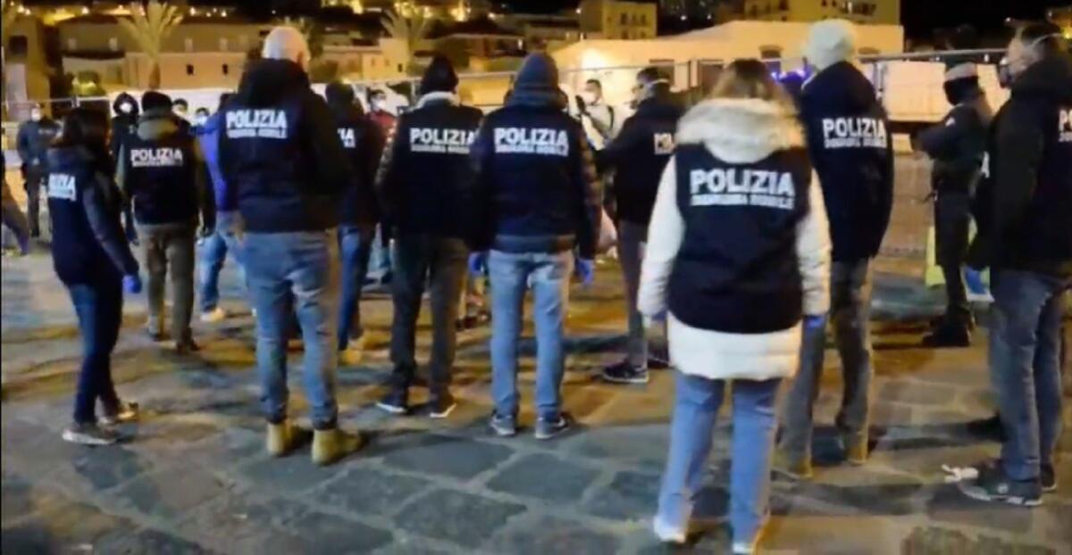 Favoreggiamento e omicidio, fermati a Lampedusa 6 ‘trafficanti’ di migranti -