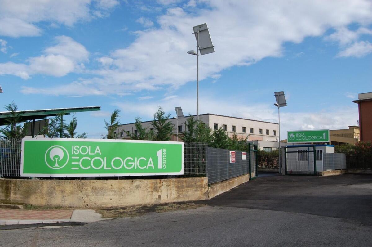 Crotone, sospeso conferimento presso le Isole Ecologiche - 