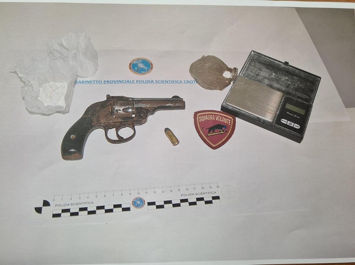 Crotone, rinvenute armi e droga nell’ex istituto di via Acquabona - 