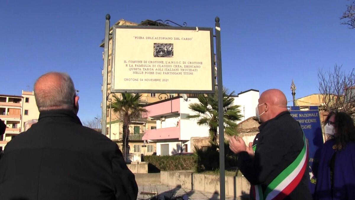 Crotone non dimentica le vittime delle foibe: scoperta la targa nella piazza che ne ricorda l'eccidio - 