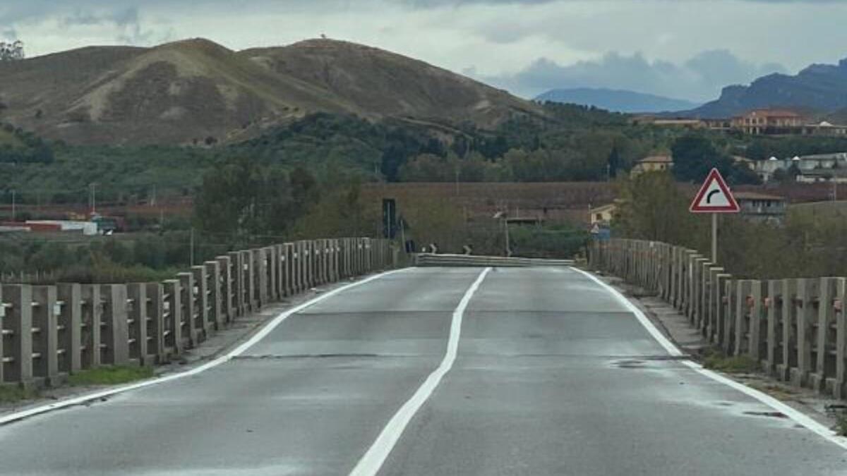 Proseguono i lavori di manutenzione del ponte sul fiume Neto - 