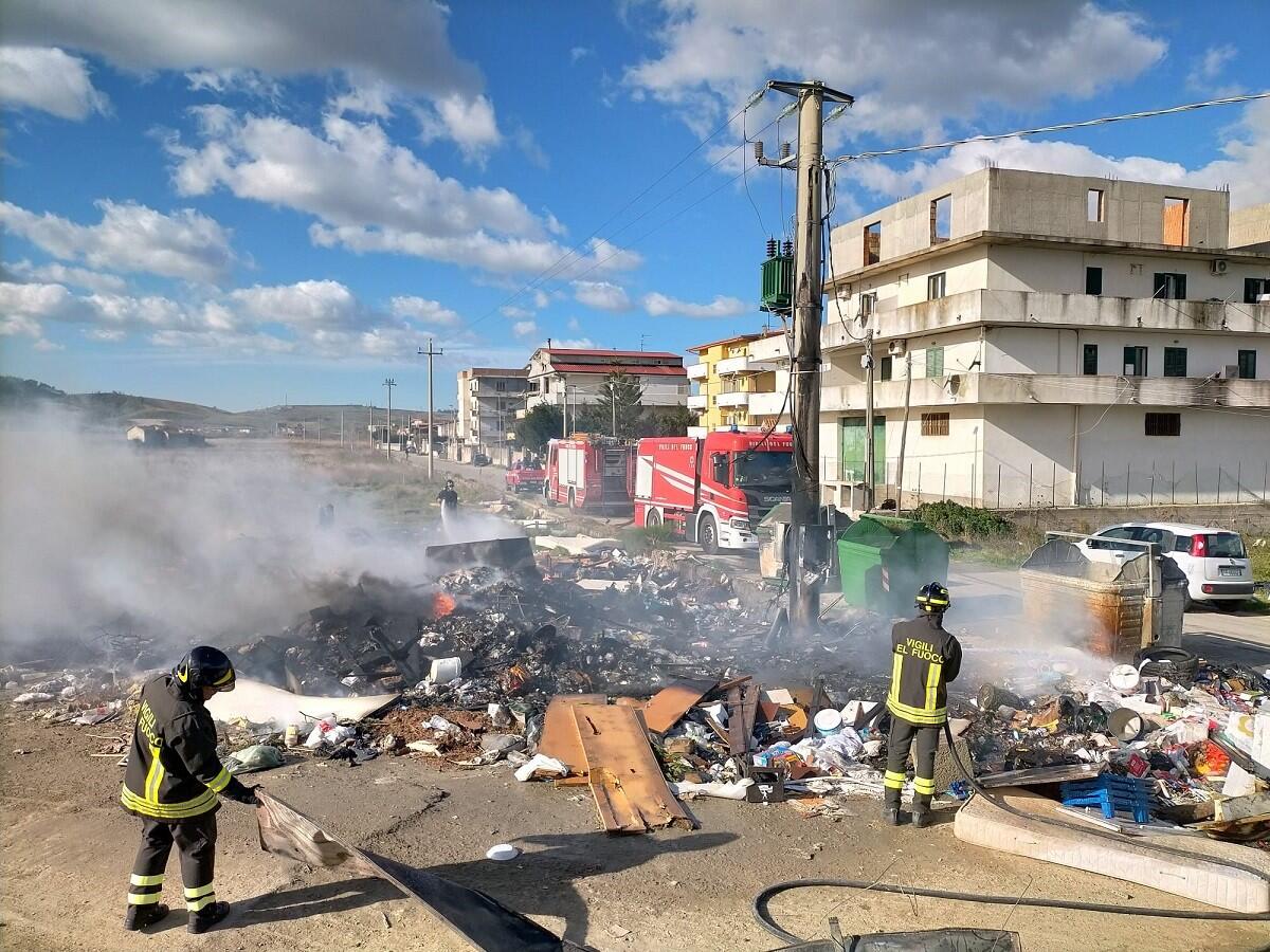 Crotone, un incendio a Trafinello lascia i residenti senza corrente elettrica - 