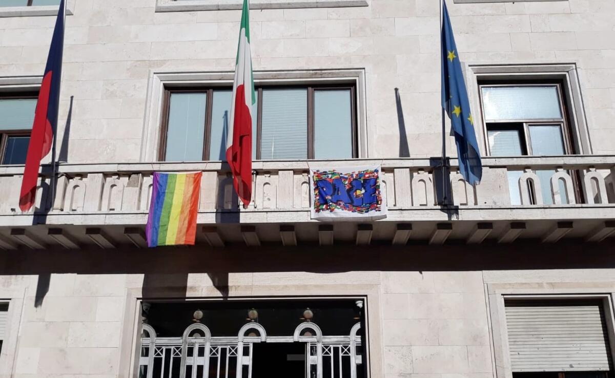Ucraina-Russia,  bandiera della Pace esposta al Comune di Crotone - 