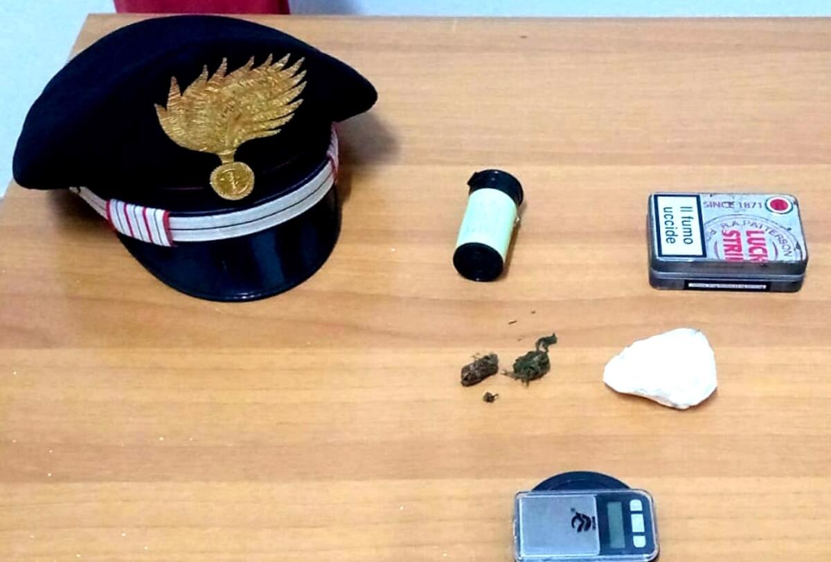 Vedono i carabinieri e lanciano la droga dal finestrino - 