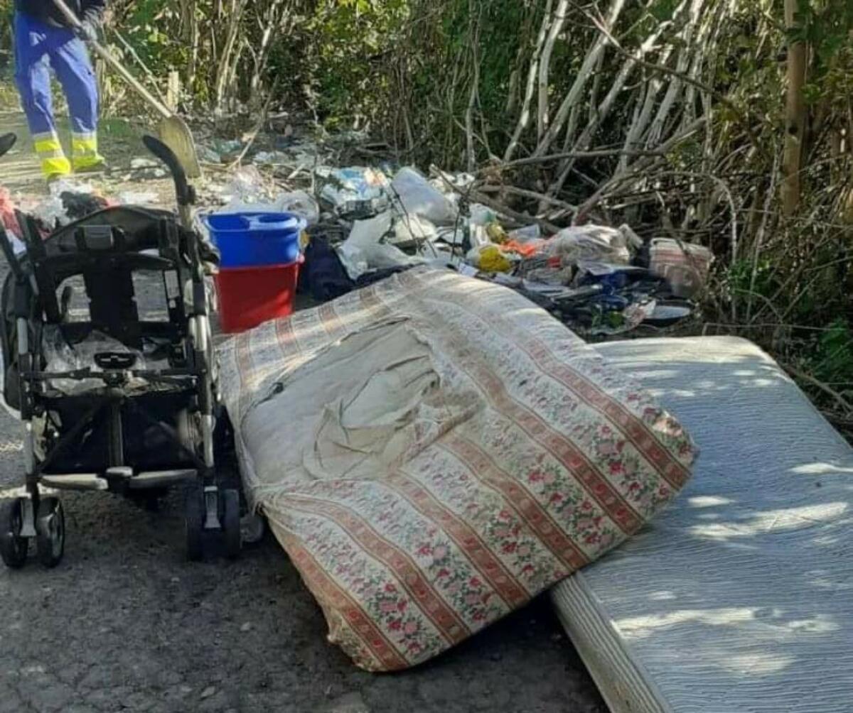 Isola di Capo Rizzuto, via San Marco nuovamente invasa di rifiuti - 
