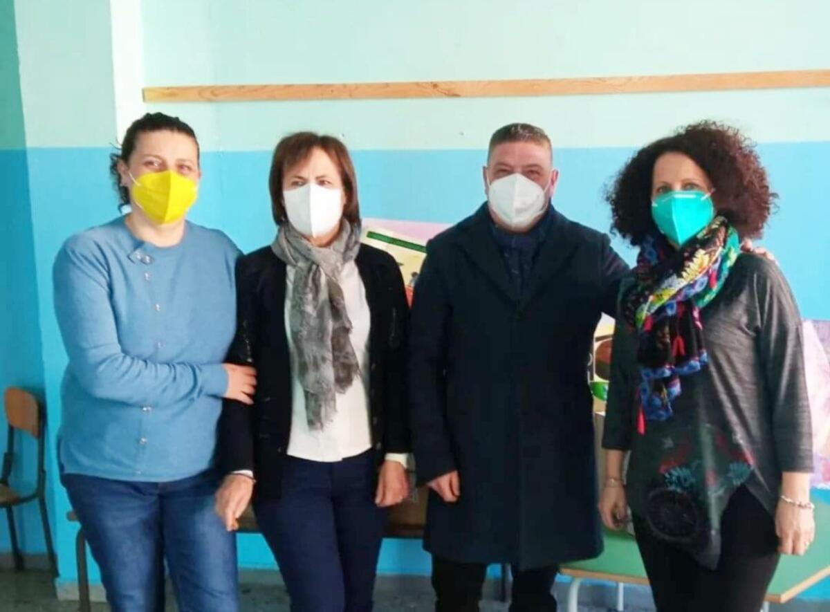 Isola di Capo Rizzuto, scuola Madonna degli Angeli: alcuni doni per gli alunni - 