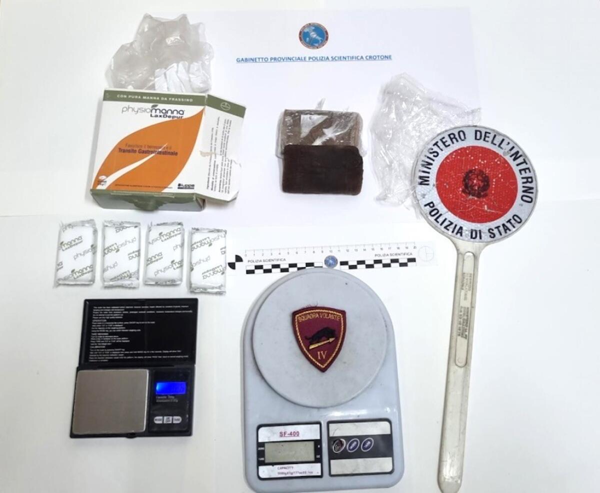 Crotone, movimenti sospetti sotto casa: arrestato per droga - 