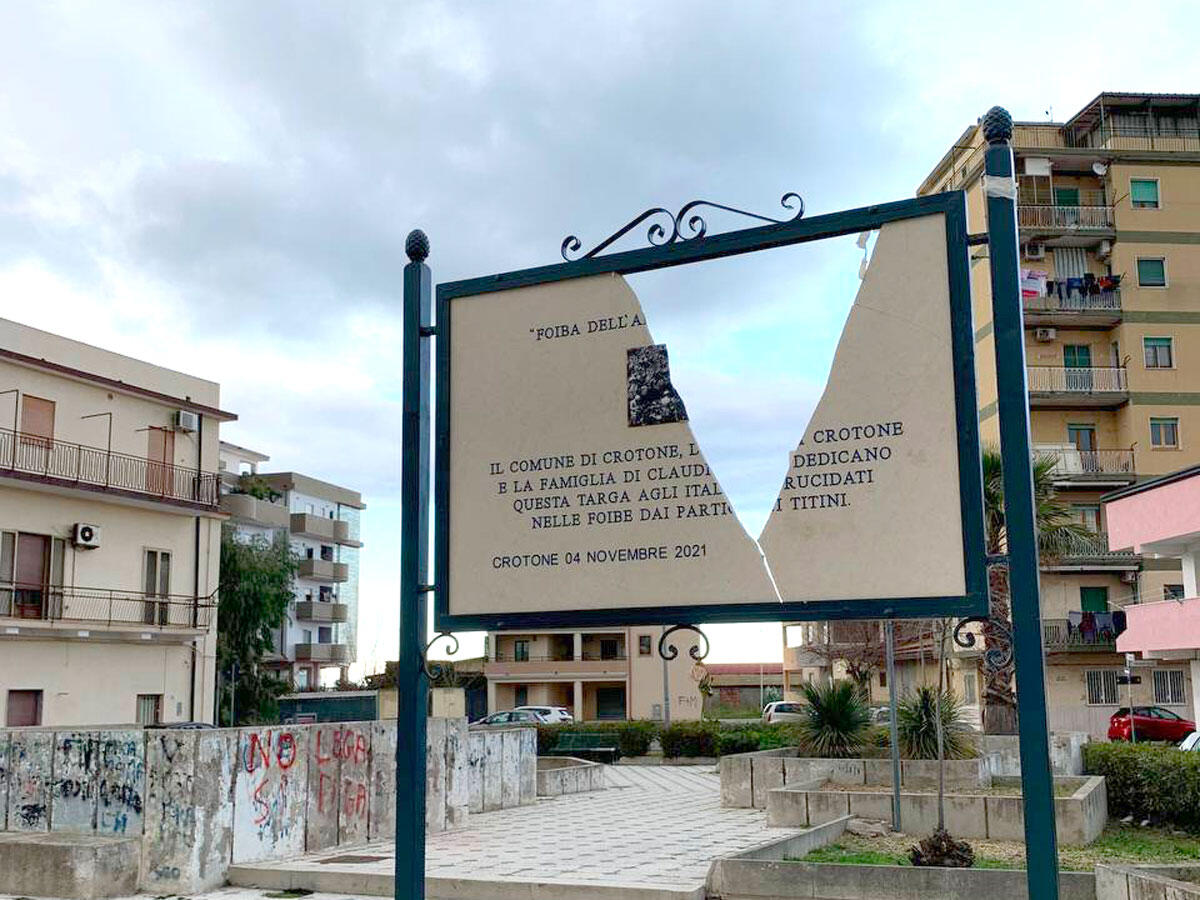 Crotone, vandalizzata la targa dedicata alle vittime delle foibe - 