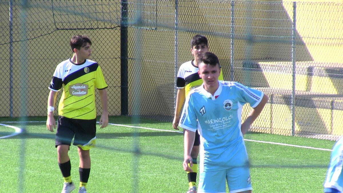 Calcio a 5 Under - Dopo due mesi si torna in campo e la Futsal Kroton tiene la vetta - 