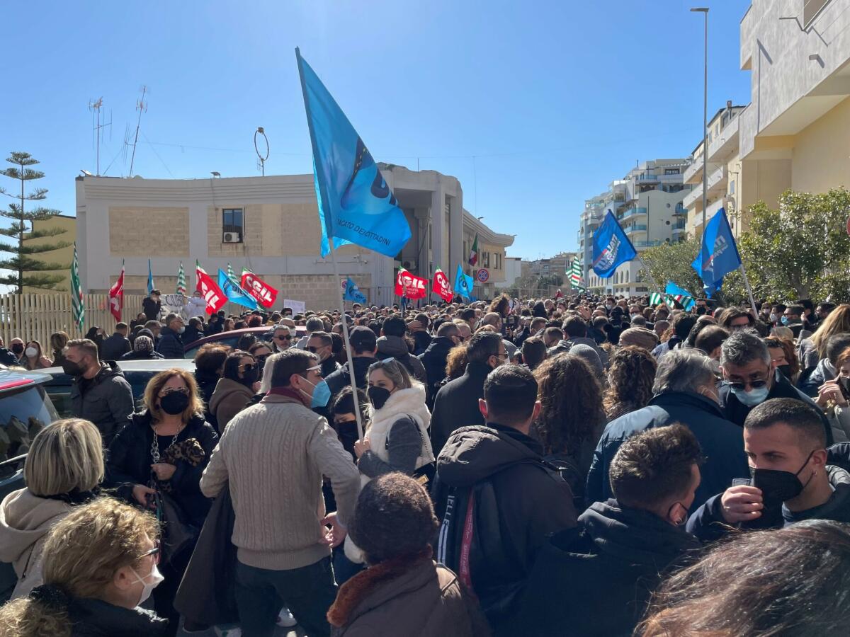Sit in dei dipendenti Abramo si sposta nelle piazze: la città di Crotone presente - 