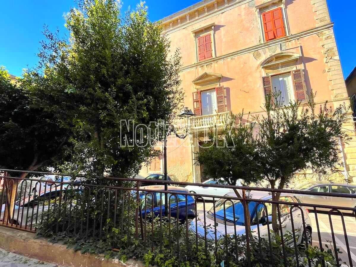 Alla "ferriata" i ricordi una Crotone che non c'è più, tra un pallone e la signora Stella - 