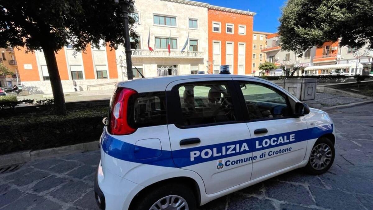 Crotone - Multe e rimozione forzata in città: rilevate 163 infrazioni al codice della strada - 