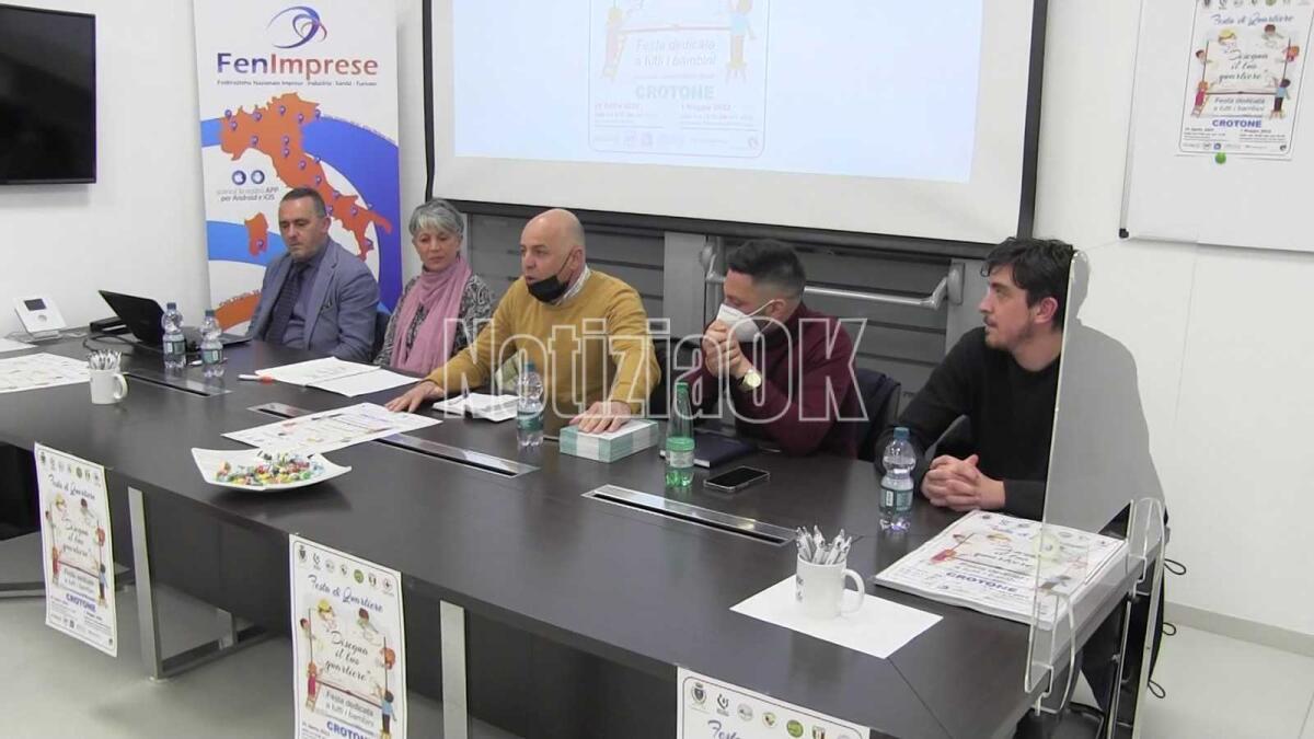 Crotone - I bambini pronti a disegnare i loro quartieri e a fare festa a Farina e Fondo Gesù - Da sinistra verso destra Giovanni Marsala, Alessandra Perziano, Alfonso Gaetano, Felice Torromino, Roby Contarino