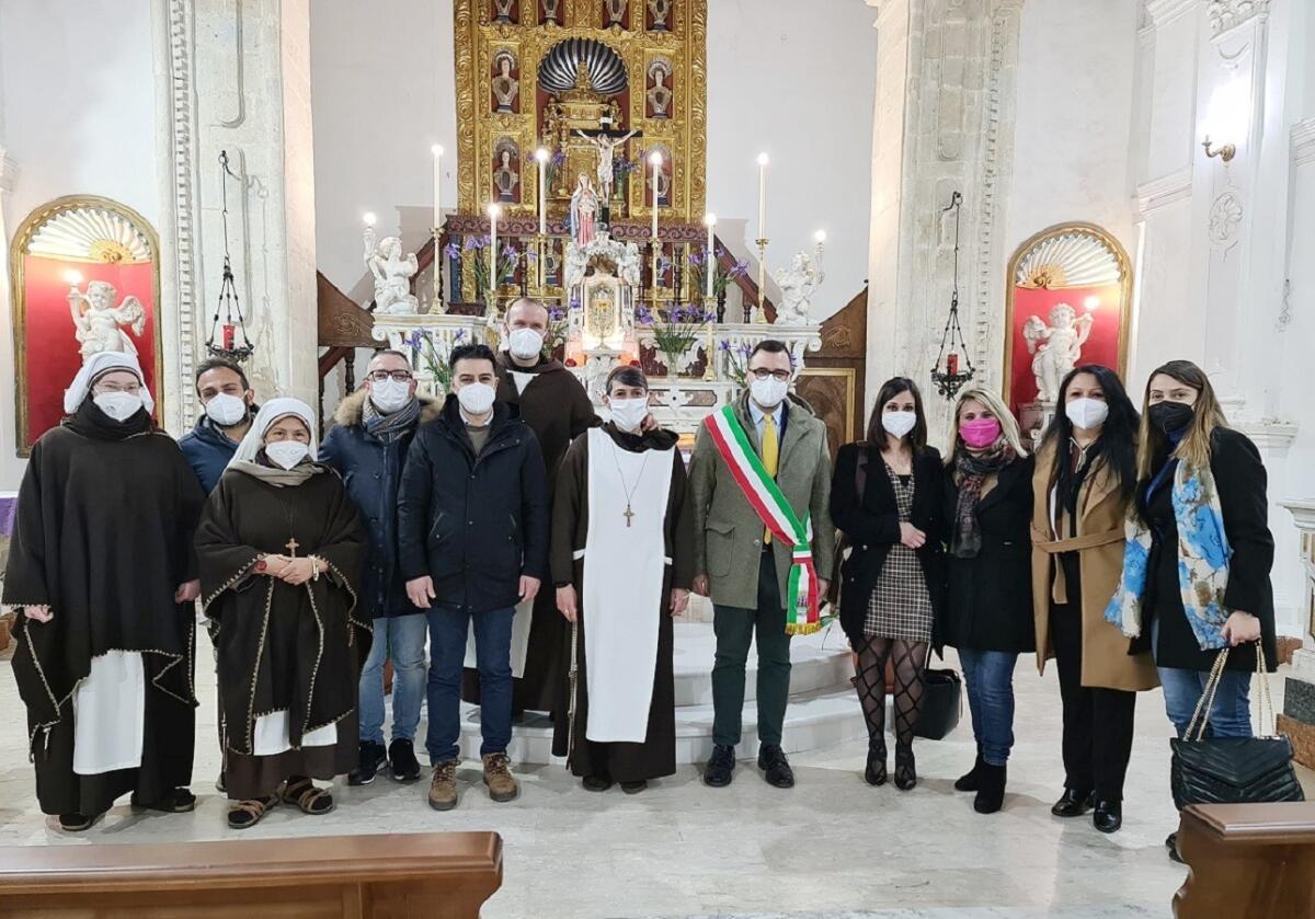 Petilia Policastro (KR), offerto l'olio della lampada votiva alla Sacra Spina - 