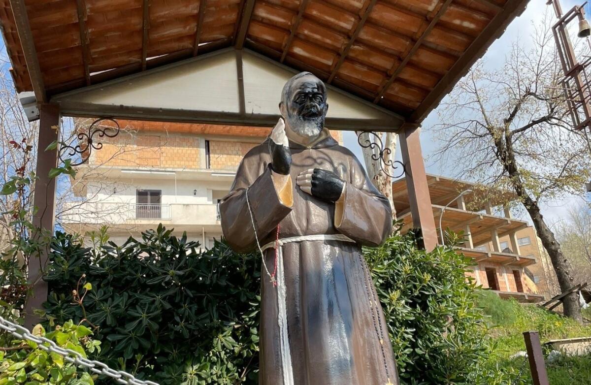 Calabria, vandalizzata una statua dedicata a Padre Pio: ignoti i responsabili - 