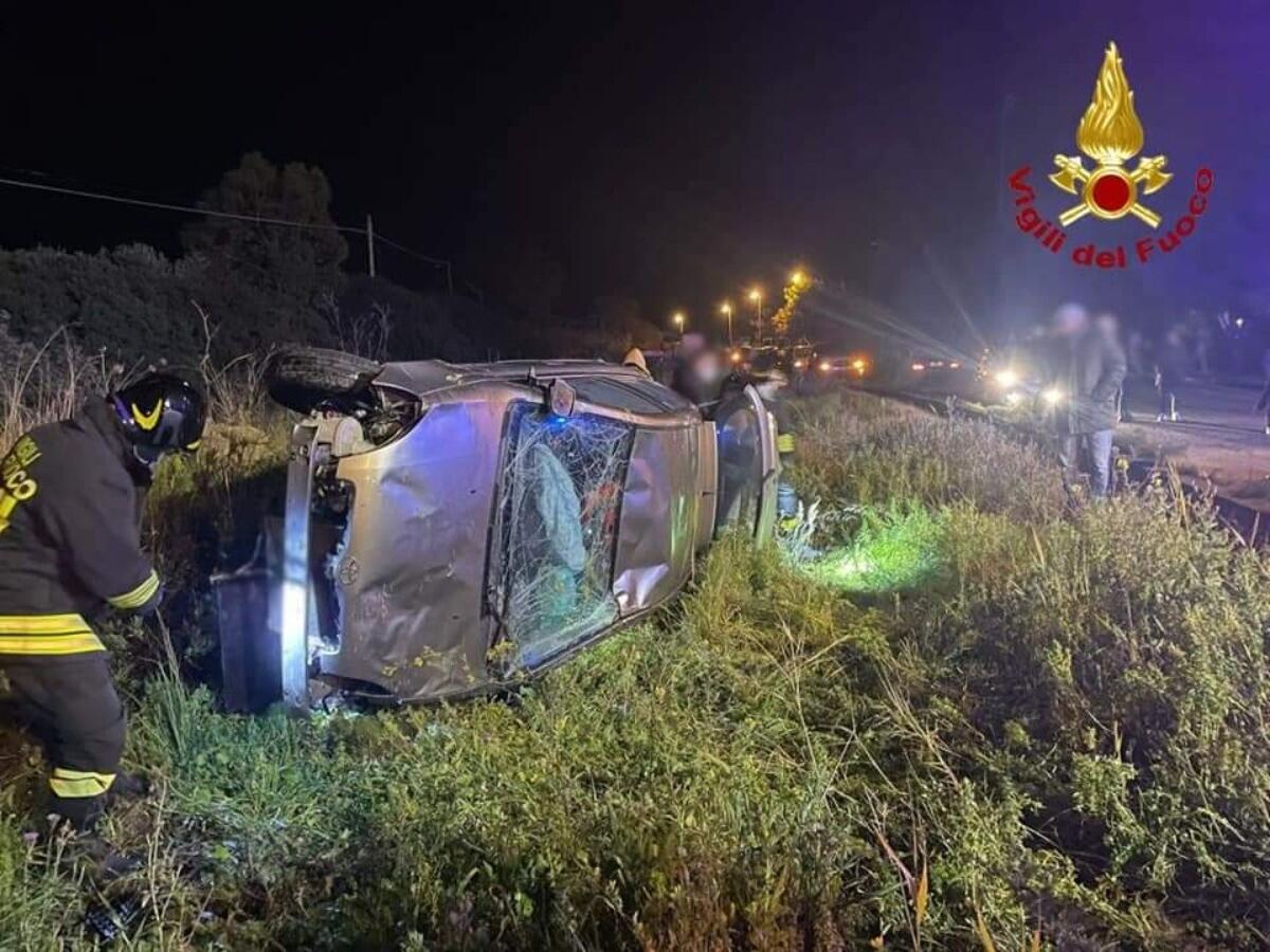 Grave incidente stradale: vettura ribaltata, conducente estratto tra le lamiere - 