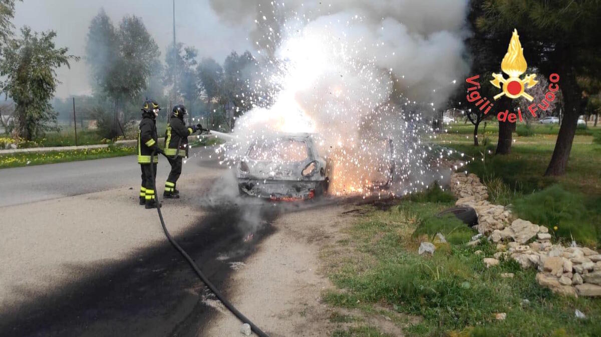 A fuoco un auto in transito, salva una coppia di anziani - 