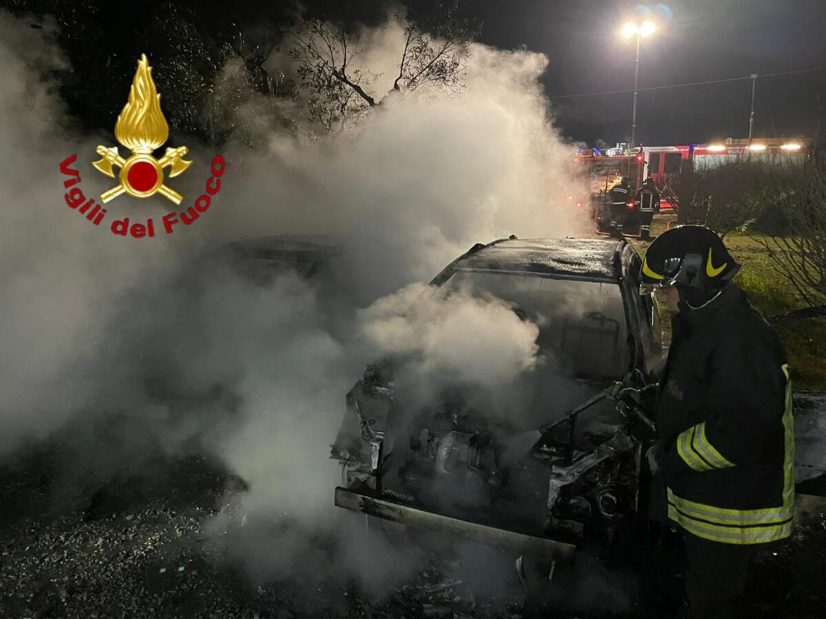 Incendio nella notte, due auto avvolte  dalle fiamme - 