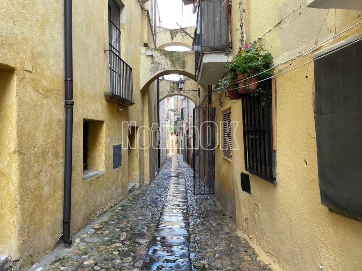 Crotone, una via del centro storico diventa rosa - 