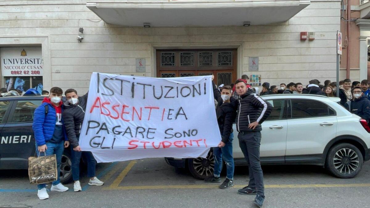 Crotone, i termosifoni spenti: gli studenti del Ciliberto protestano - 