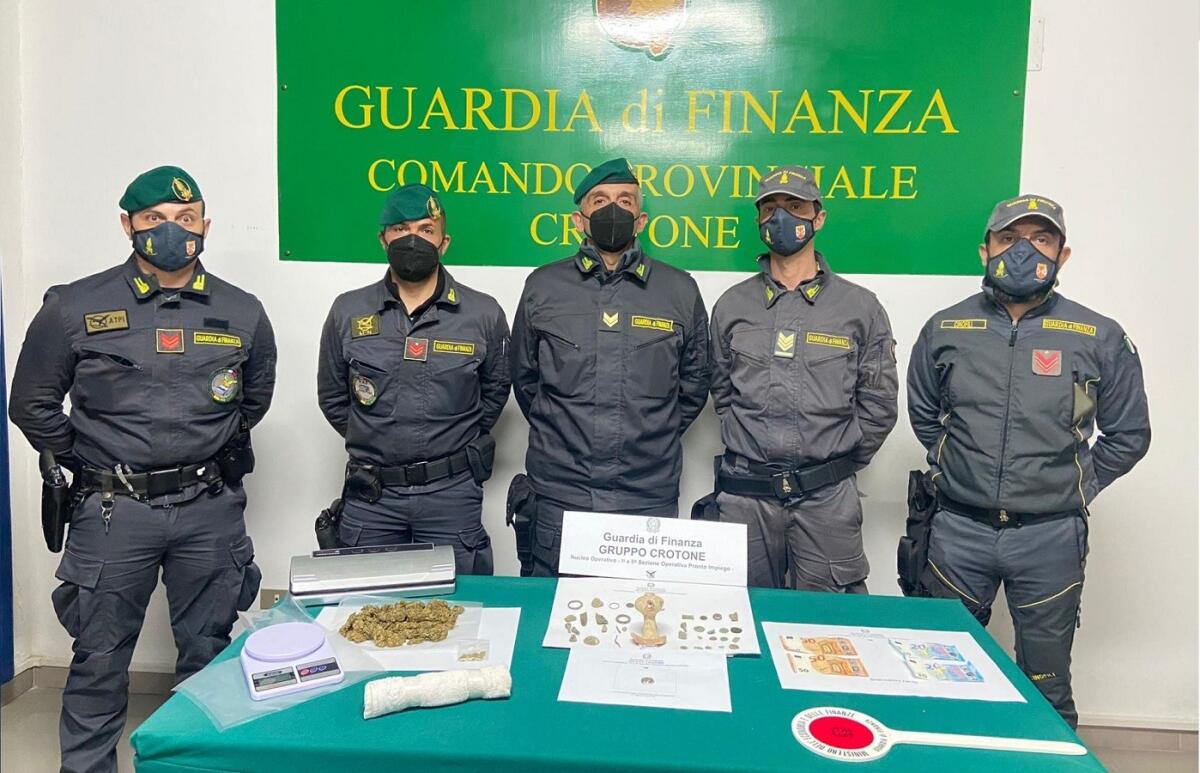 Isola di Capo Rizzuto, baschi verdi in azione: rinvenuti droga, denaro contraffatto e reperti archeologici - 