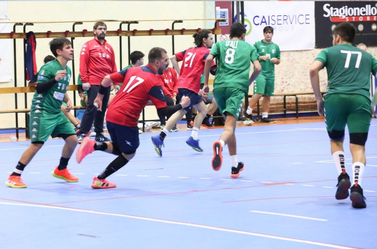 Pallamano Crotone: la squadra di Cusato vince in trasferta e mantiene la seconda posizione - 
