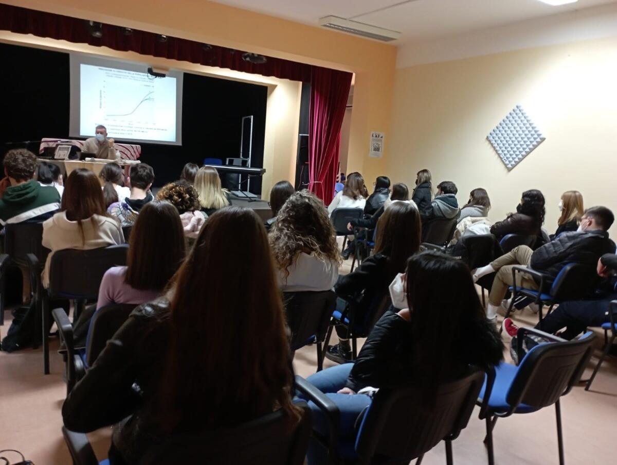 Crotone, gli studenti del “Gravina” dialogano con i geologi dell’Unical - 